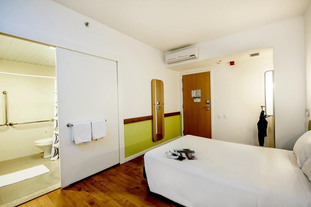 Отель Ibis Budget Porto Alegre - Supereconomico Экстерьер фото